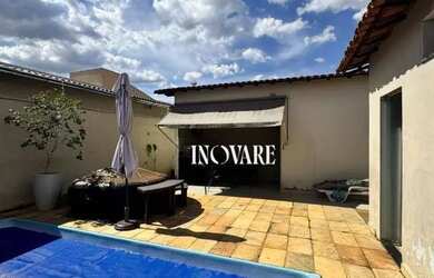 Imagem: A casa possui 3 Dormitórios, 2 Banheiros, 2 Vagas na garagem