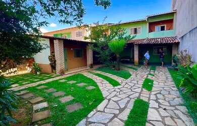 Imagem: A casa possui 4 Dormitórios, 4 Banheiros, 4 Vagas na garagem