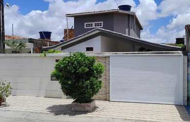 Imagem: A casa possui 4 Dormitórios, 4 Banheiros, 2 Vagas na garagem