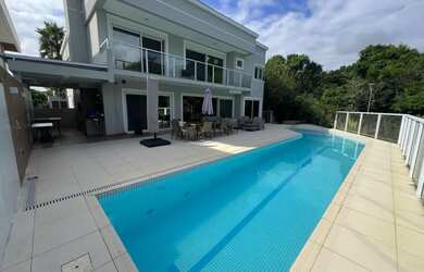 Imagem: A casa possui 5 Dormitórios, 5 Banheiros, 5 Vagas na garagem