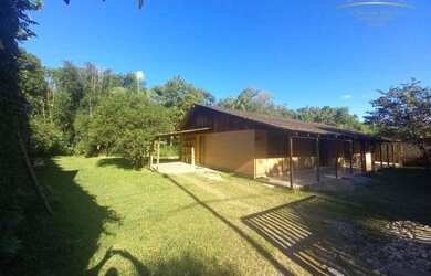 Imagem: A casa possui 4 Dormitórios, 2 Banheiros, 1 Vaga na garagem