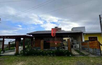 Imagem: A casa possui 5 Dormitórios, 3 Banheiros, 2 Vagas na garagem