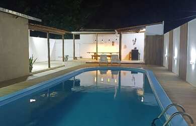 Imagem: A casa possui 3 Dormitórios, Acomodam 12 pessoas, 2 Vagas na