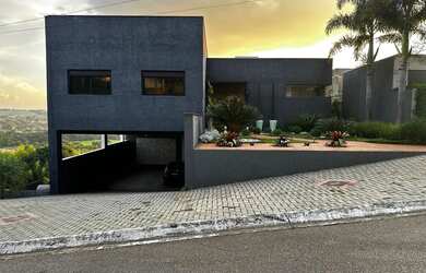 Imagem: A casa possui 3 Dormitórios, 5 Banheiros, 5 Vagas na garagem