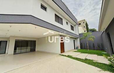 Imagem: A casa possui 3 Dormitórios, 4 Banheiros, 3 Vagas na garagem