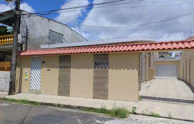 Imagem: A casa possui 3 Dormitórios, 2 Banheiros, 4 Vagas na garagem