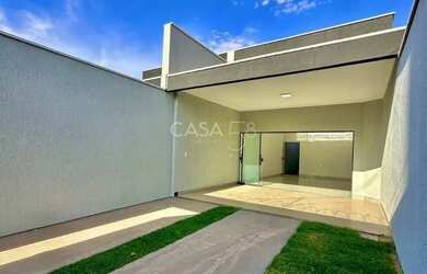 Imagem: A casa possui 3 Dormitórios, 1 Banheiro, 2 Vagas na garagem