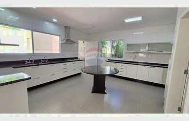 Imagem: A casa em condomínio possui 4 Dormitórios, 5 Banheiros, 5