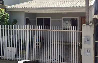 Imagem: A casa possui 3 Dormitórios, 2 Banheiros, 1 Vaga na garagem