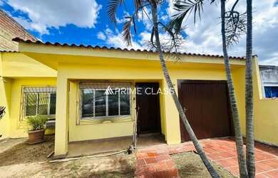 Imagem: A casa possui 3 Dormitórios, 2 Banheiros, 1 Vaga na garagem