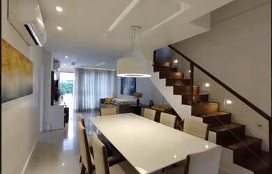 Imagem: A casa possui 3 Dormitórios, 3 Banheiros, 2 Vagas na garagem