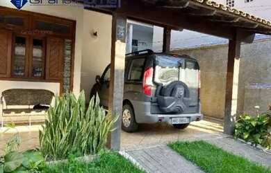 Imagem: A casa possui 3 Dormitórios, 1 Banheiro, 2 Vagas na garagem