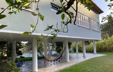 Imagem: A casa possui 5 Dormitórios, 3 Banheiros, 4 Vagas na garagem