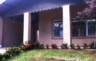 Imagem: A casa possui 4 Dormitórios, 3 Banheiros, 5 Vagas na garagem