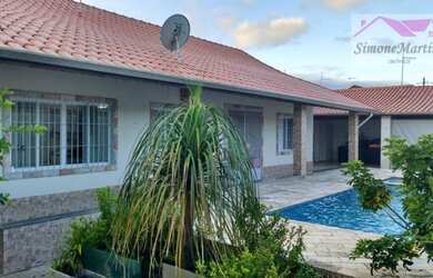 Imagem: A casa possui 2 Dormitórios, 3 Banheiros, 4 Vagas na garagem