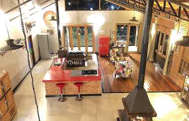 Imagem: A casa possui 3 Dormitórios, 3 Banheiros, 2 Vagas na garagem