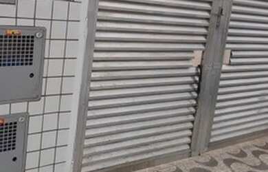 Imagem: A casa possui 1 Dormitório, 1 Banheiro, 1 Vaga na garagem