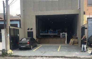 Imagem: O depósito possui 3 Vagas na garagem, 242m² de Área e está