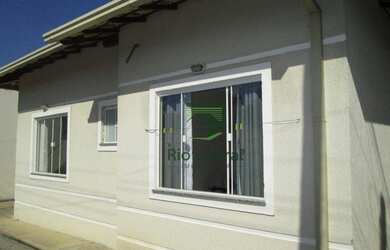 Imagem: A casa possui 2 Dormitórios, 1 Banheiro, 2 Vagas na garagem