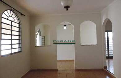 Imagem: O depósito possui 4 Vagas na garagem e 200m² de Área e está