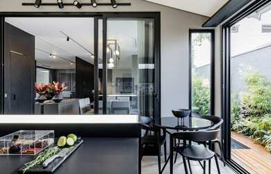 Imagem: A casa em condomínio possui 3 Dormitórios, 4 Banheiros, 4