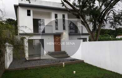 Imagem: A casa possui 3 Dormitórios, 2 Banheiros, 1 Vaga na garagem