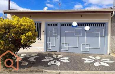 Imagem: A casa possui 4 Dormitórios, 2 Banheiros, 2 Vagas na garagem
