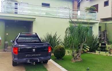 Imagem: A casa em condomínio possui 5 Dormitórios, 5 Banheiros, 5