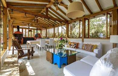 Imagem: A casa possui 4 Dormitórios, 5 Banheiros, 5 Vagas na garagem