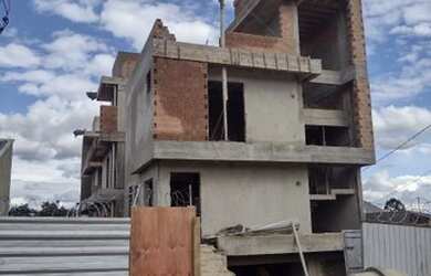 Imagem: A casa possui 3 Dormitórios, 3 Banheiros, 3 Vagas na garagem