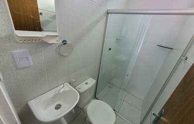 Imagem: A casa possui 2 Dormitórios, 2 Banheiros, 1 Vaga na garagem