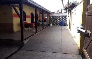 Imagem: A casa possui 2 Dormitórios, 1 Banheiro, 5 Vagas na garagem