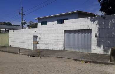 Imagem: A casa possui 5 Dormitórios, 5 Banheiros, 4 Vagas na garagem