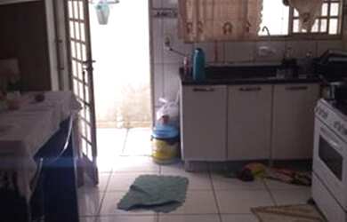 Imagem: A casa possui 3 Dormitórios, 2 Banheiros, 2 Vagas na garagem