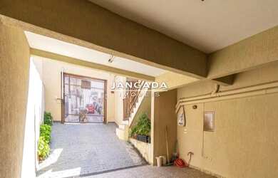 Imagem: A casa possui 3 Dormitórios, 4 Banheiros, 5 Vagas na garagem