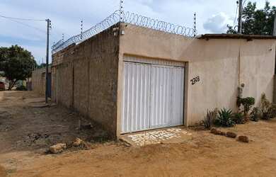 Imagem: A casa possui 2 Dormitórios, 1 Banheiro, 2 Vagas na garagem