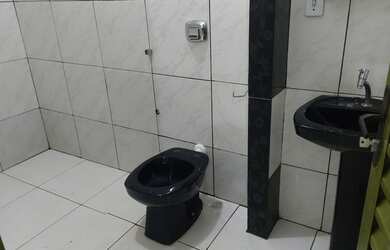 Imagem: A casa possui 2 Dormitórios, 2 Banheiros, 2 Vagas na garagem