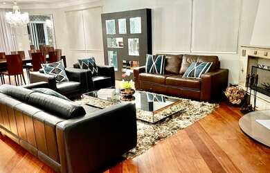 Imagem: A casa em condomínio possui 4 Dormitórios, 3 Banheiros, 5