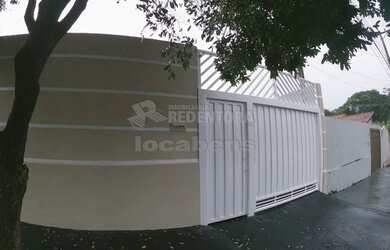 Imagem: A casa possui 2 Dormitórios, 1 Banheiro, 2 Vagas na garagem