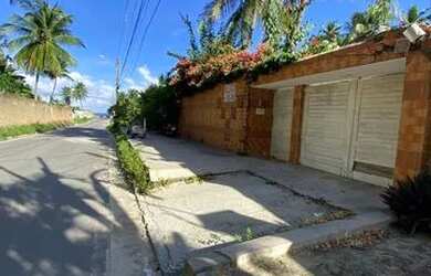 Imagem: A casa possui 5 Dormitórios, 4 Banheiros, 4 Vagas na garagem