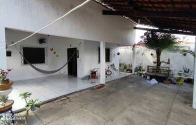 Imagem: A casa possui 3 Dormitórios, 2 Banheiros, 2 Vagas na garagem