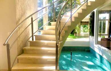 Imagem: A casa possui 4 Dormitórios, 5 Banheiros, 4 Vagas na garagem