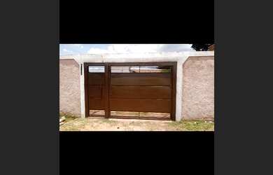 Imagem: A casa possui 3 Dormitórios, 2 Banheiros, 1 Vaga na garagem