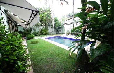 Imagem: A casa possui 4 Dormitórios, 5 Banheiros, 4 Vagas na garagem