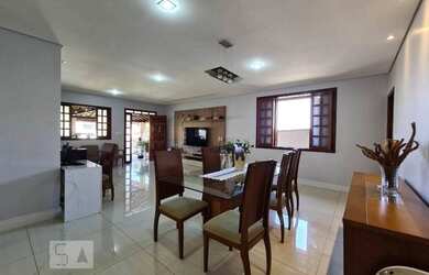 Imagem: A casa possui 3 Dormitórios, 2 Banheiros e 130m² de Área