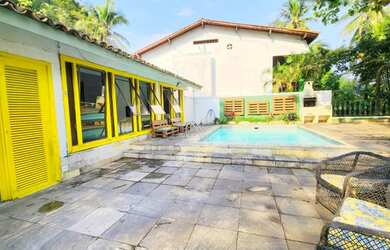 Imagem: A casa possui 5 Dormitórios, 4 Banheiros, 5 Vagas na garagem