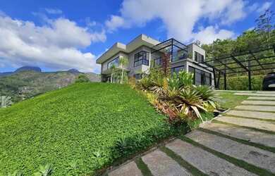 Imagem: A casa em condomínio possui 4 Dormitórios, 4 Banheiros, 3