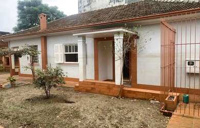 Imagem: A casa possui 2 Dormitórios, 1 Banheiro, 1 Vaga na garagem