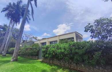 Imagem: A casa possui 4 Dormitórios, 3 Banheiros, 5 Vagas na garagem