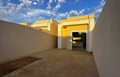 Imagem: A casa possui 2 Dormitórios, 1 Banheiro, 2 Vagas na garagem